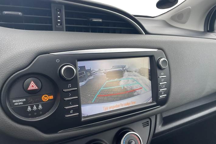 Grå Toyota Yaris fra 2020