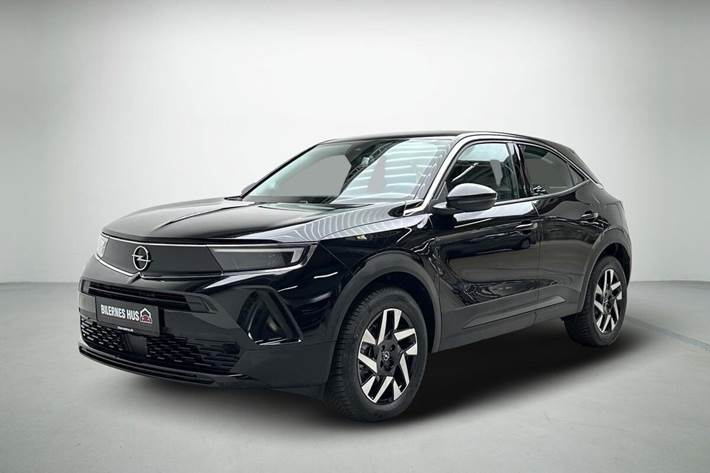 Sort Opel Mokka-e fra 2023 set udefra