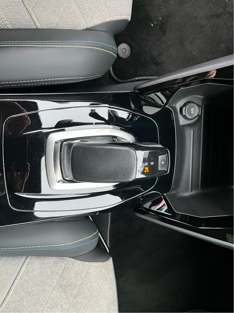 Blå Peugeot e-208 fra 2020