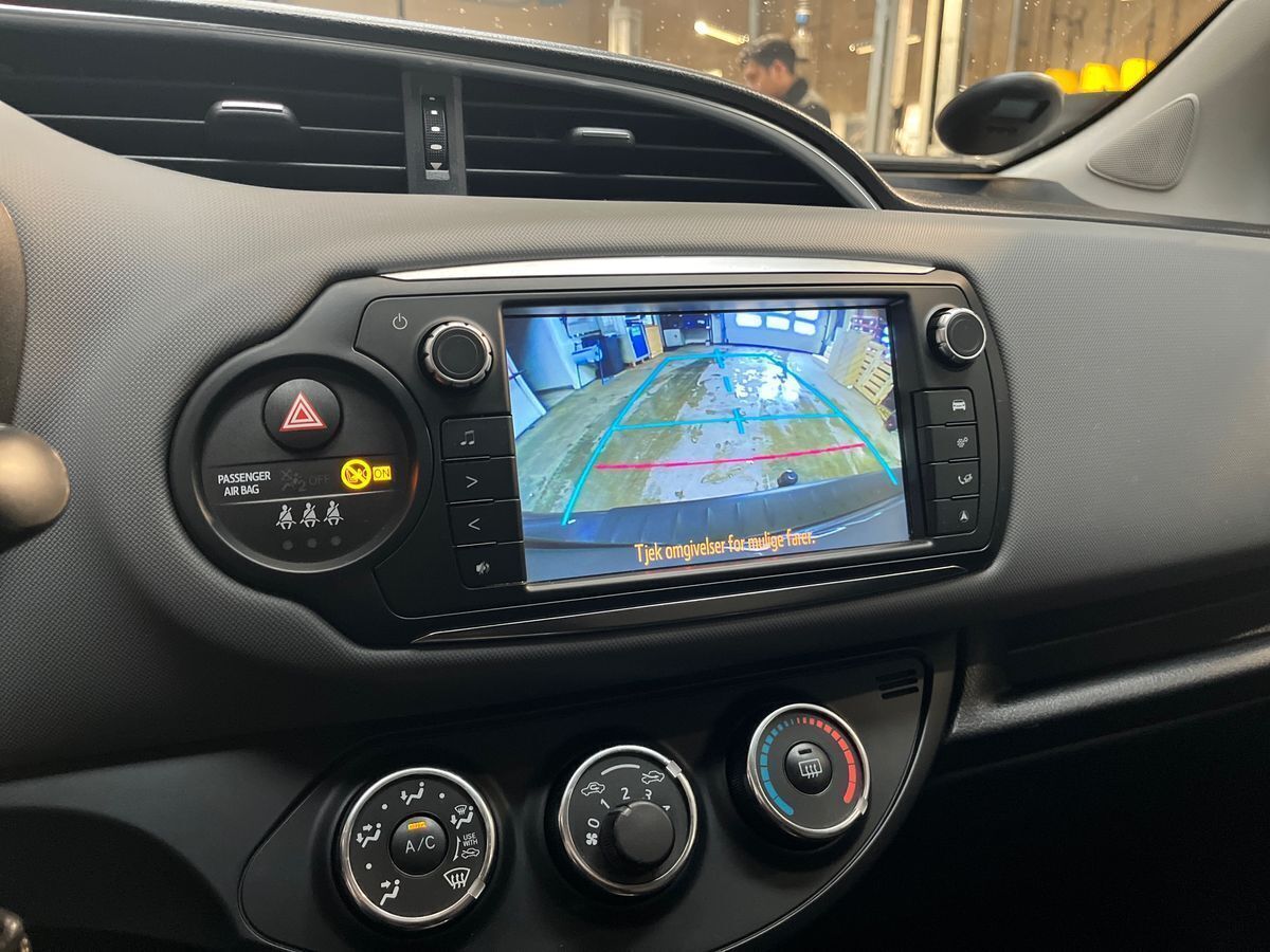 Grå Toyota Yaris fra 2016