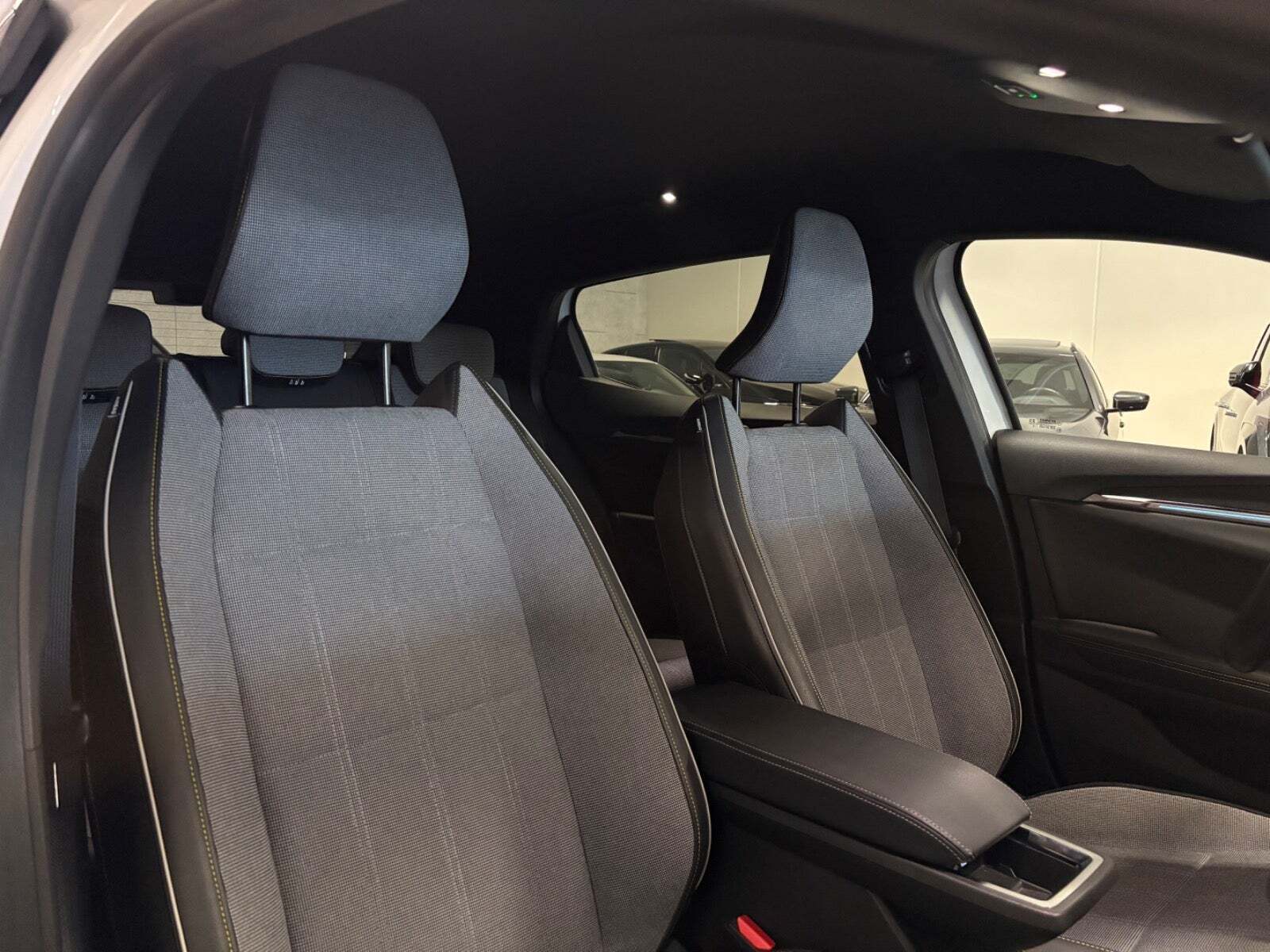 Hvid Renault Megane E-Tech fra 2024