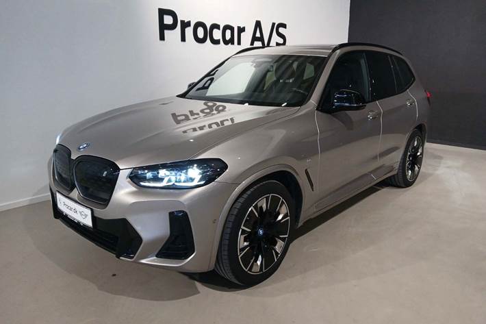 Orange BMW iX3 fra 2022 set udefra