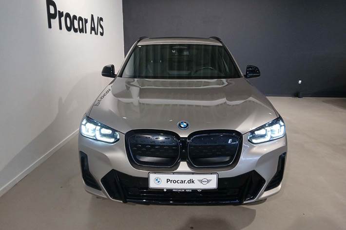 Orange BMW iX3 fra 2022