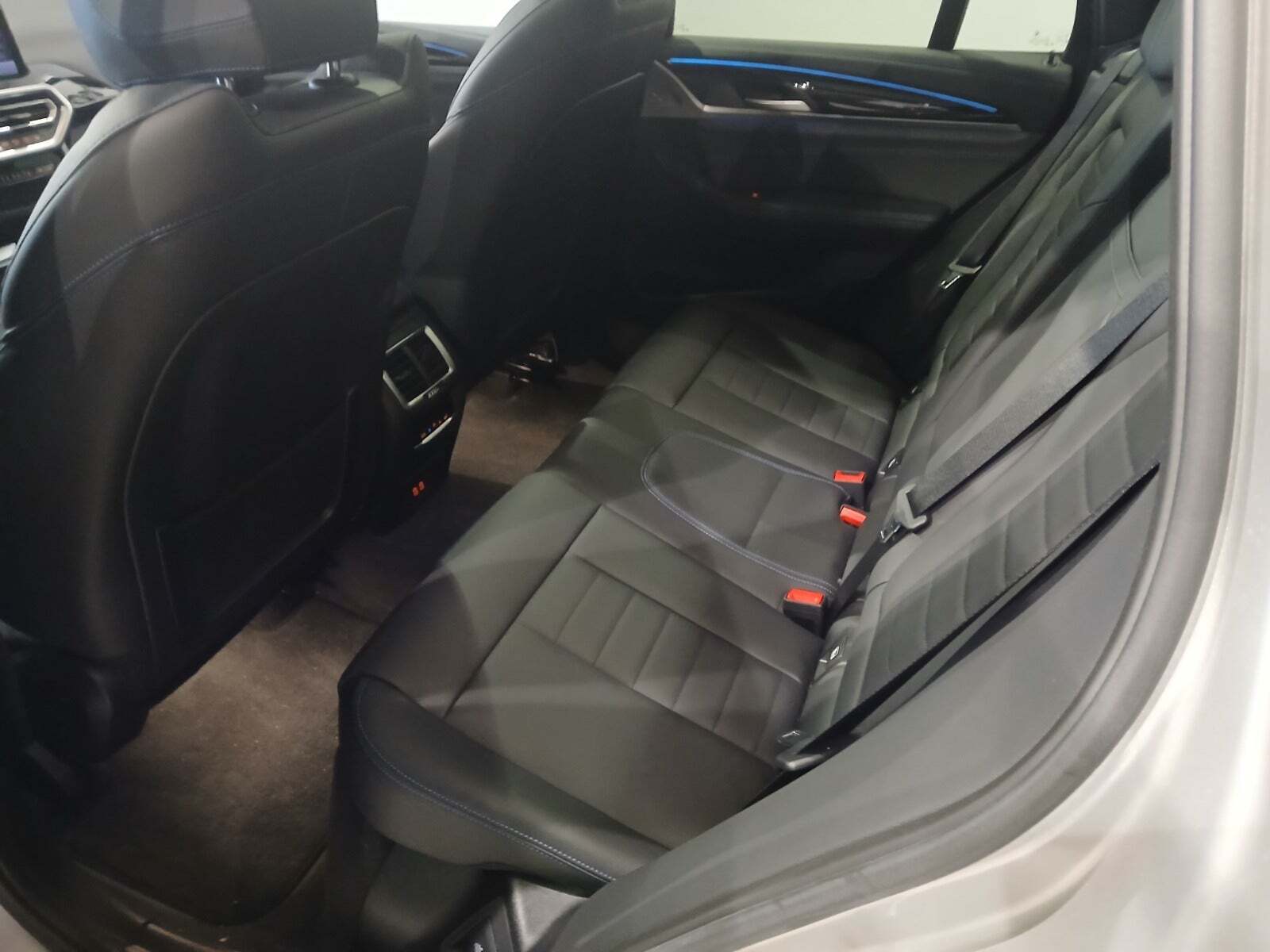 Orange BMW iX3 fra 2022