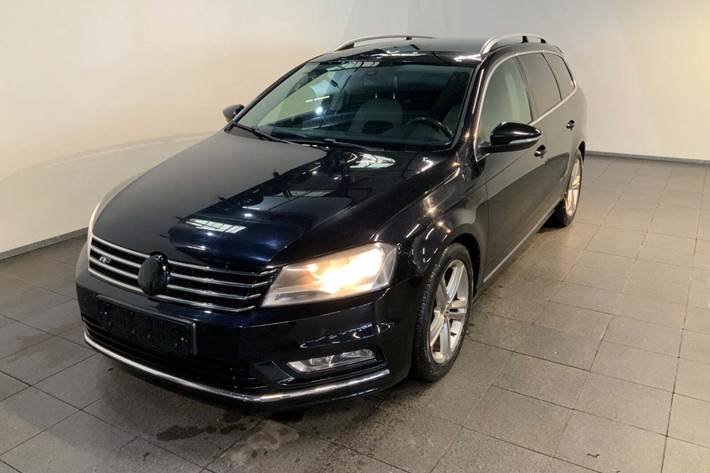 Sort VW Passat fra 2014 set udefra
