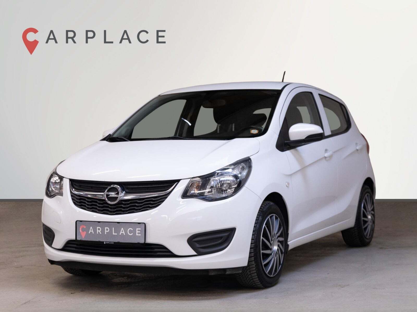 Hvid Opel Karl fra 2018 set udefra