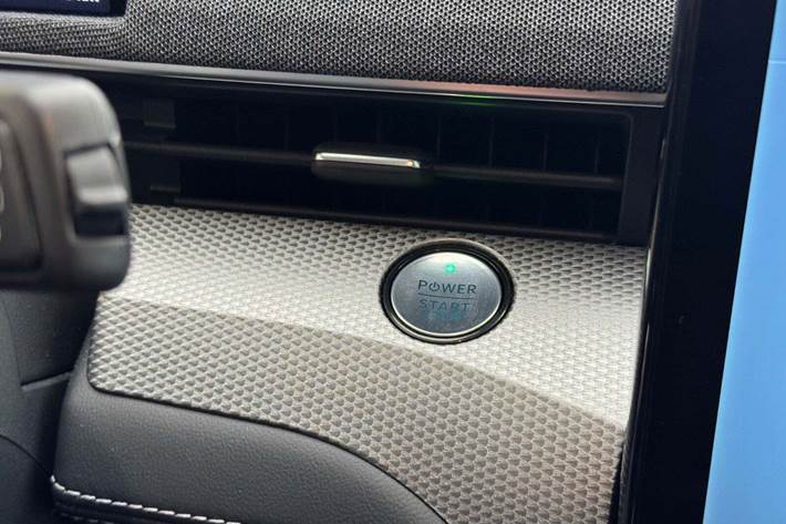 Blå Ford Mustang Mach-E fra 2024