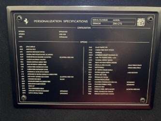 Gul Ferrari 296 GTS fra 2024