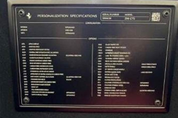 Gul Ferrari 296 GTS fra 2024