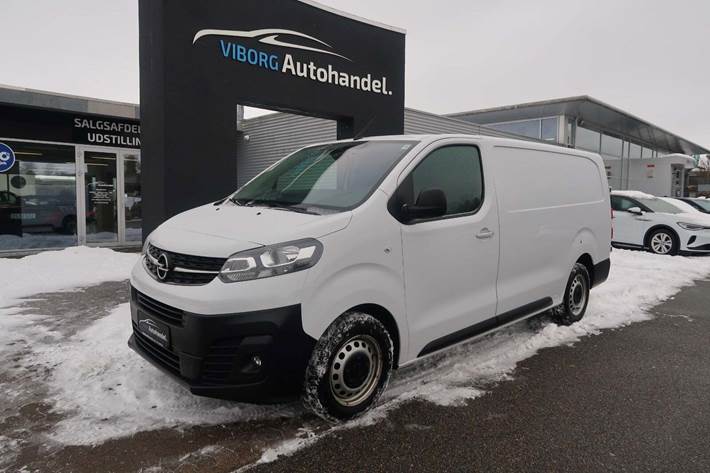 Hvid Opel Vivaro fra 2023 set udefra