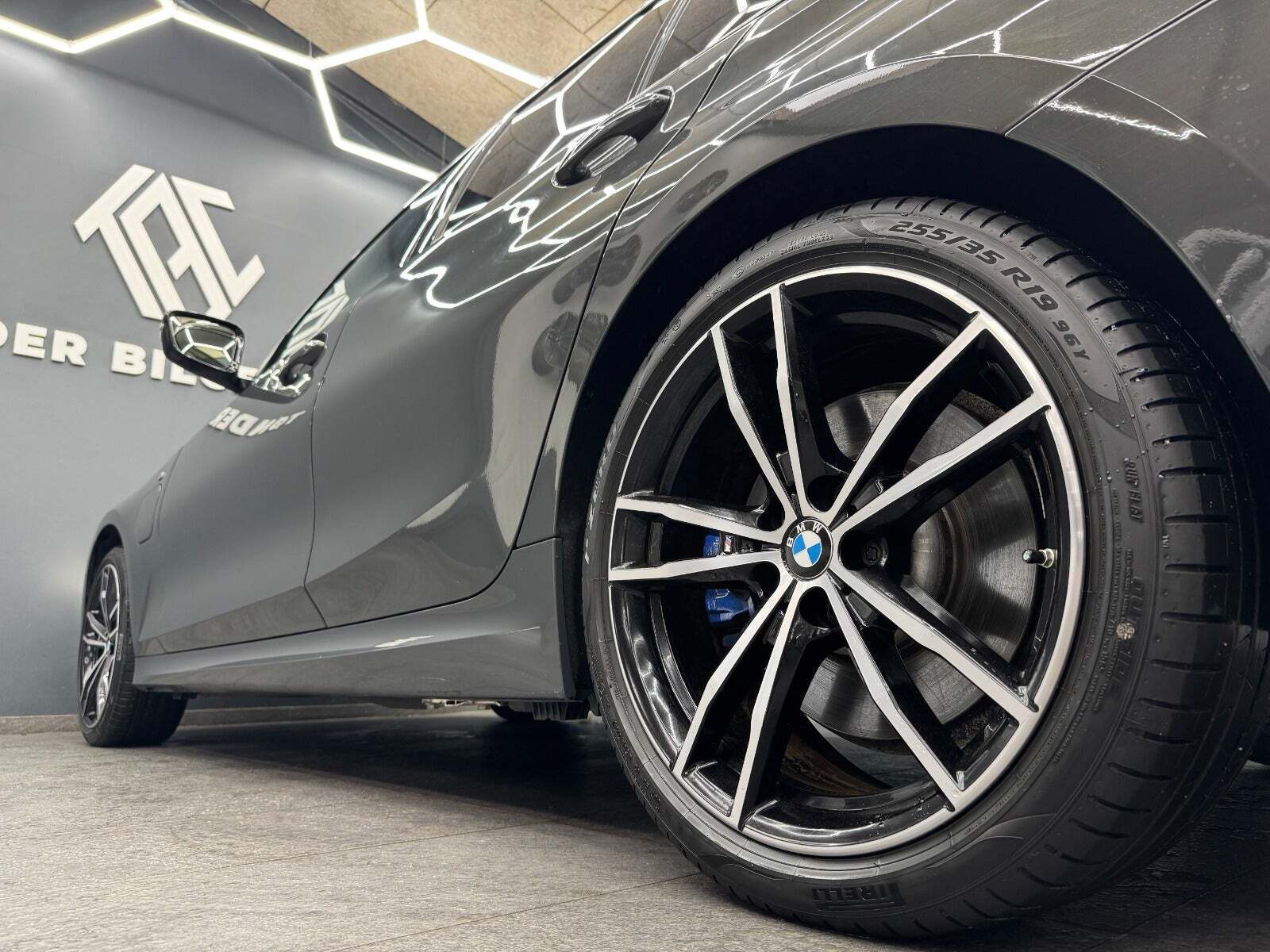 Blå BMW 330e fra 2020