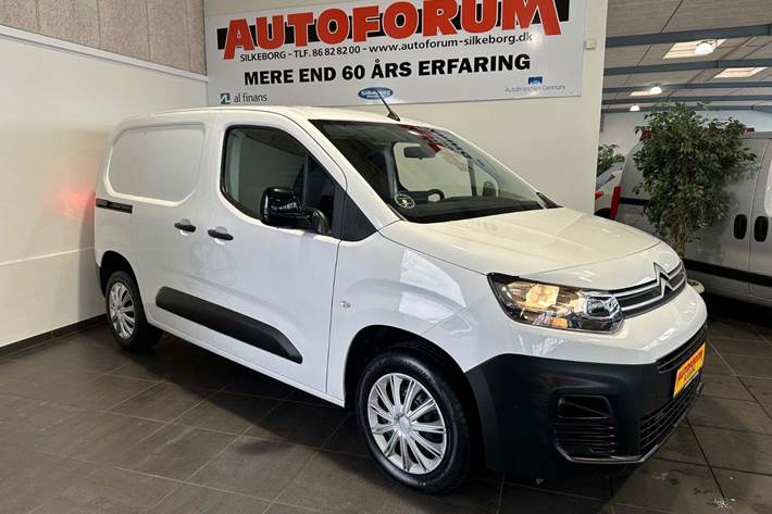 Hvid Citroën Berlingo fra 2022 set udefra