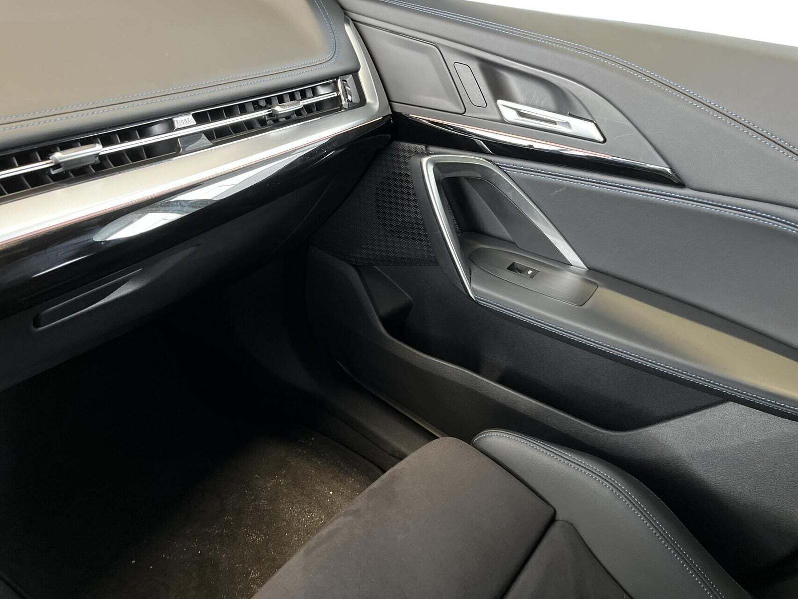 Hvid BMW iX1 fra 2025