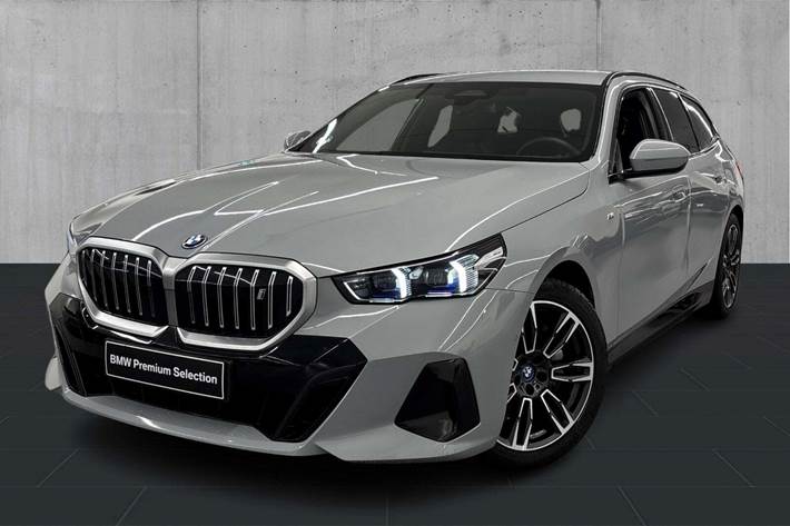 Grå BMW i5 fra 2025 set udefra