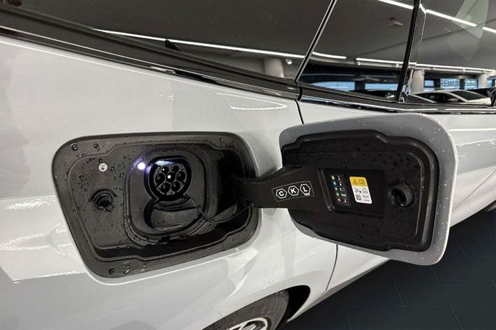 Grå BMW i5 fra 2025