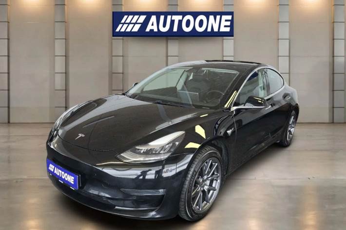 Sort Tesla Model 3 fra 2019 set udefra