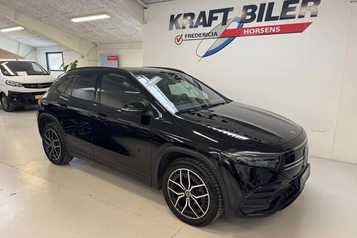 Sort Mercedes EQA250 fra 2022 set udefra