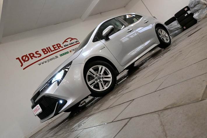 Sølv Toyota Corolla fra 2019 set udefra