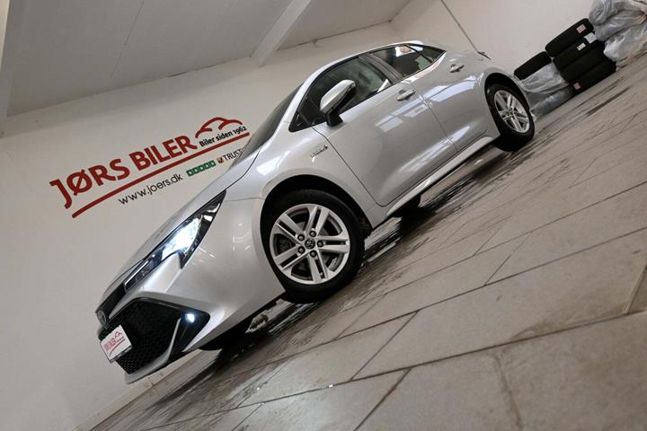Sølv Toyota Corolla fra 2019 set udefra