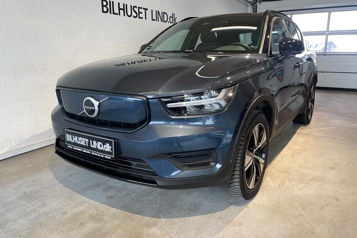 Blå Volvo XC40 fra 2022 set udefra