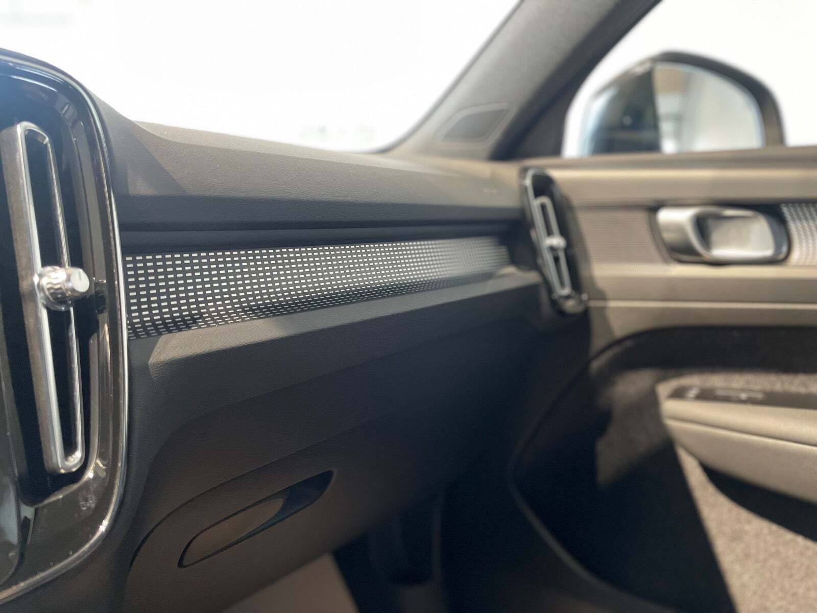 Blå Volvo XC40 fra 2022