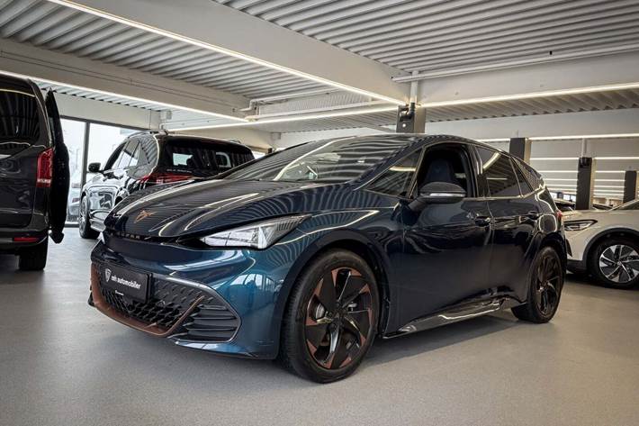 Blå Cupra Born fra 2023 set udefra