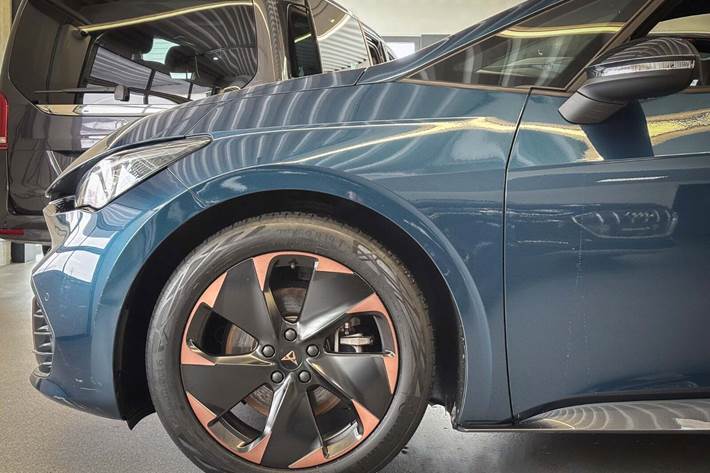 Blå Cupra Born fra 2023