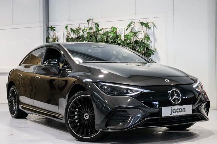 Grå Mercedes EQE350 fra 2022 set udefra