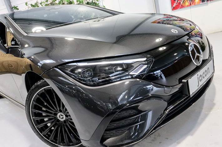 Grå Mercedes EQE350 fra 2022