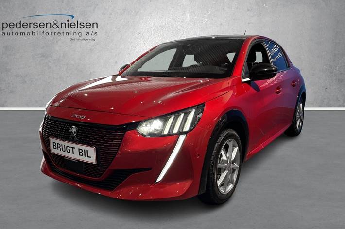 Rød Peugeot e-208 fra 2022 set udefra