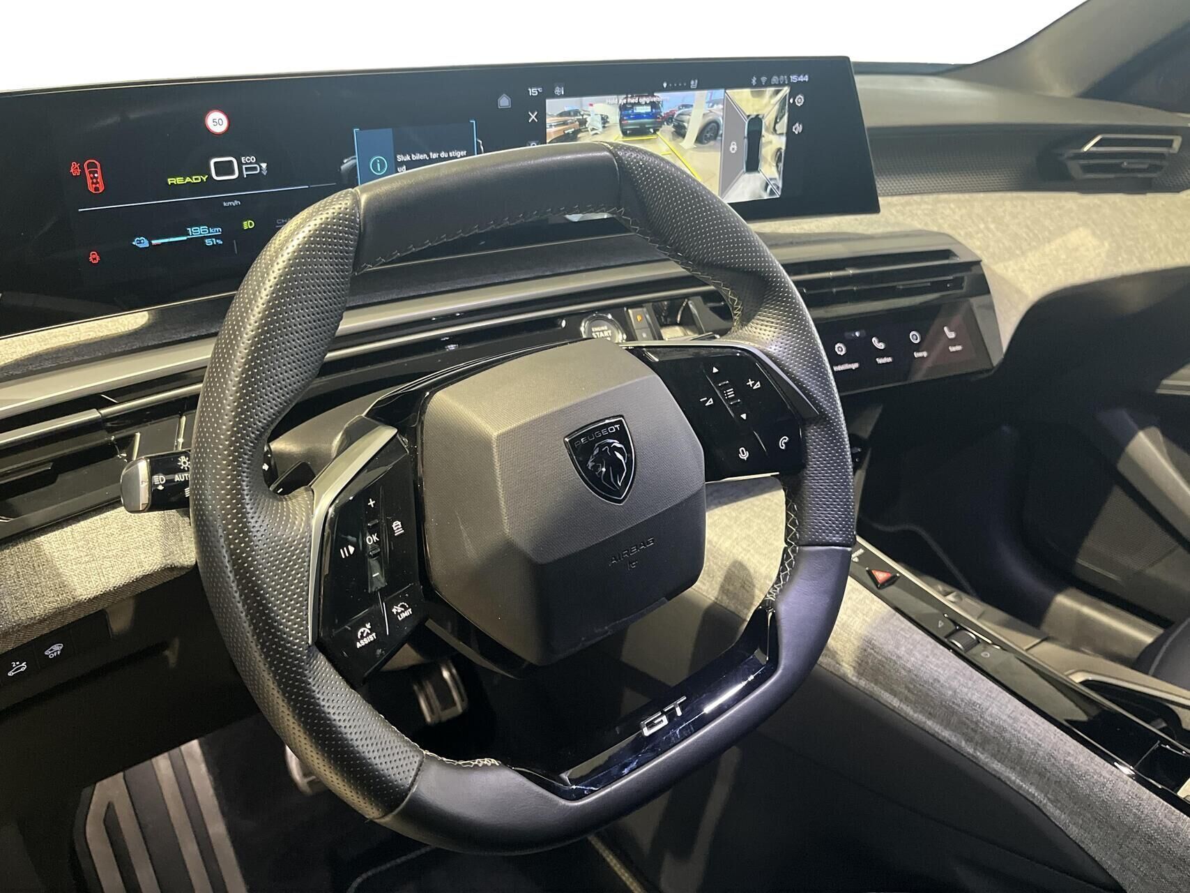 Blå Peugeot e-5008 fra 2024