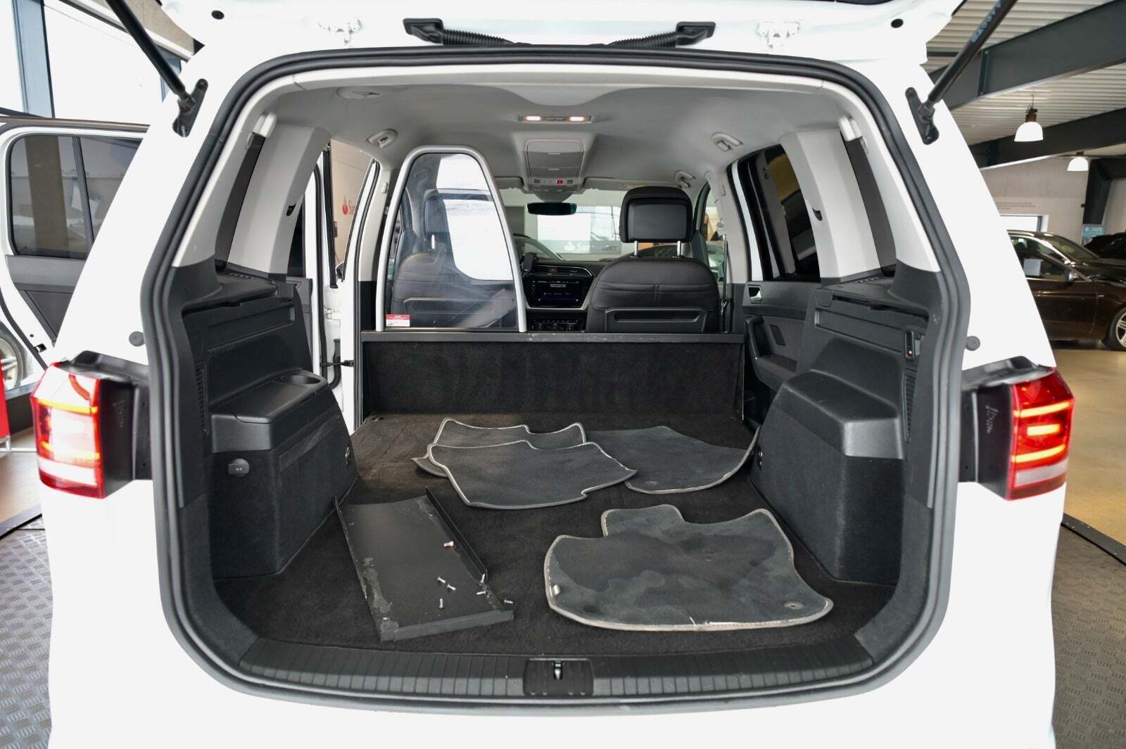 Hvid VW Touran fra 2022