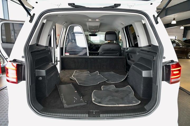 Hvid VW Touran fra 2022