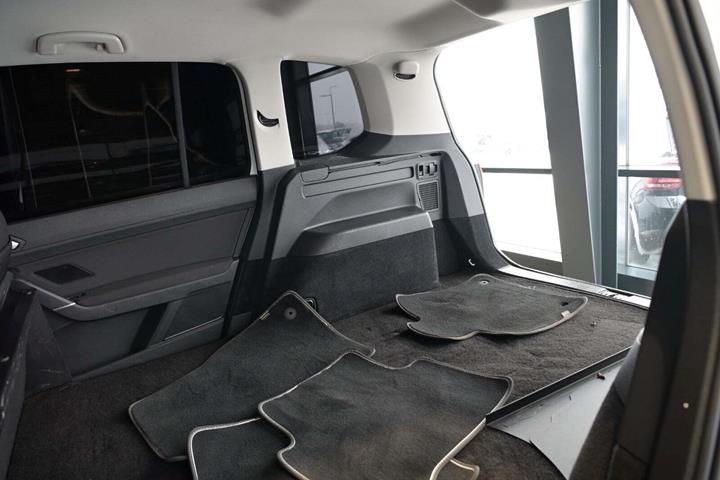 Hvid VW Touran fra 2022