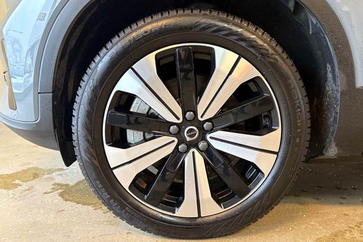 Grå Volvo XC40 fra 2023