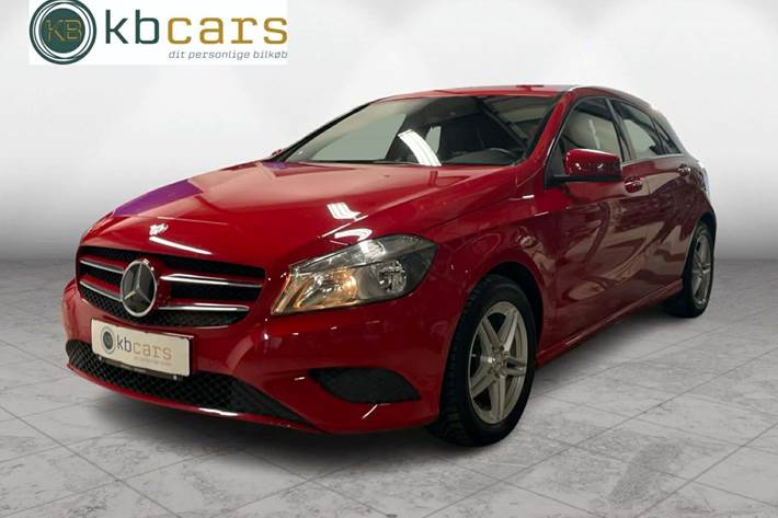 Rød Mercedes A180 fra 2015 set udefra