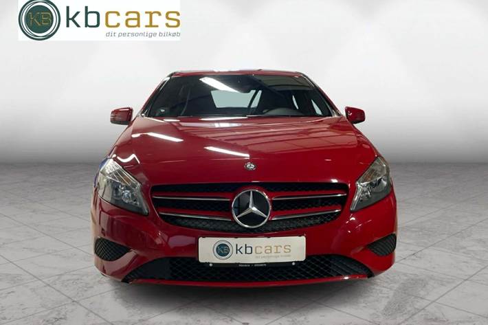 Rød Mercedes A180 fra 2015 set udefra