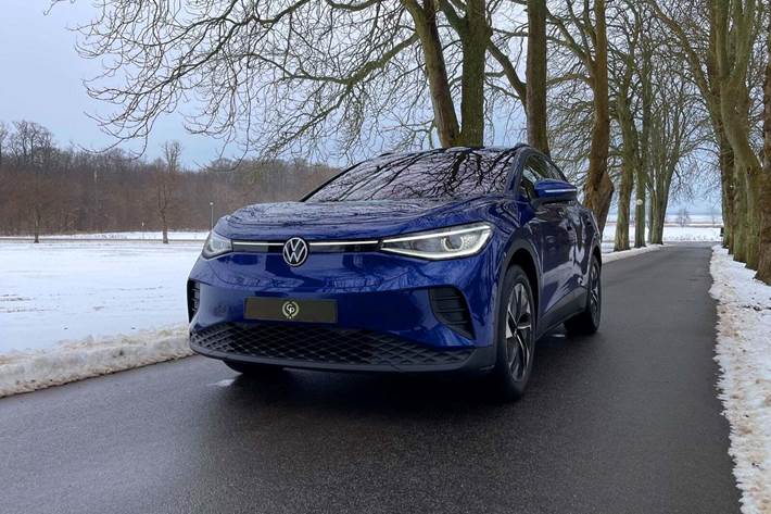 Blå VW ID.4 fra 2025 set udefra