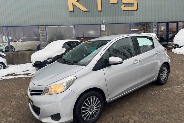 Sølv Toyota Yaris fra 2011 set udefra