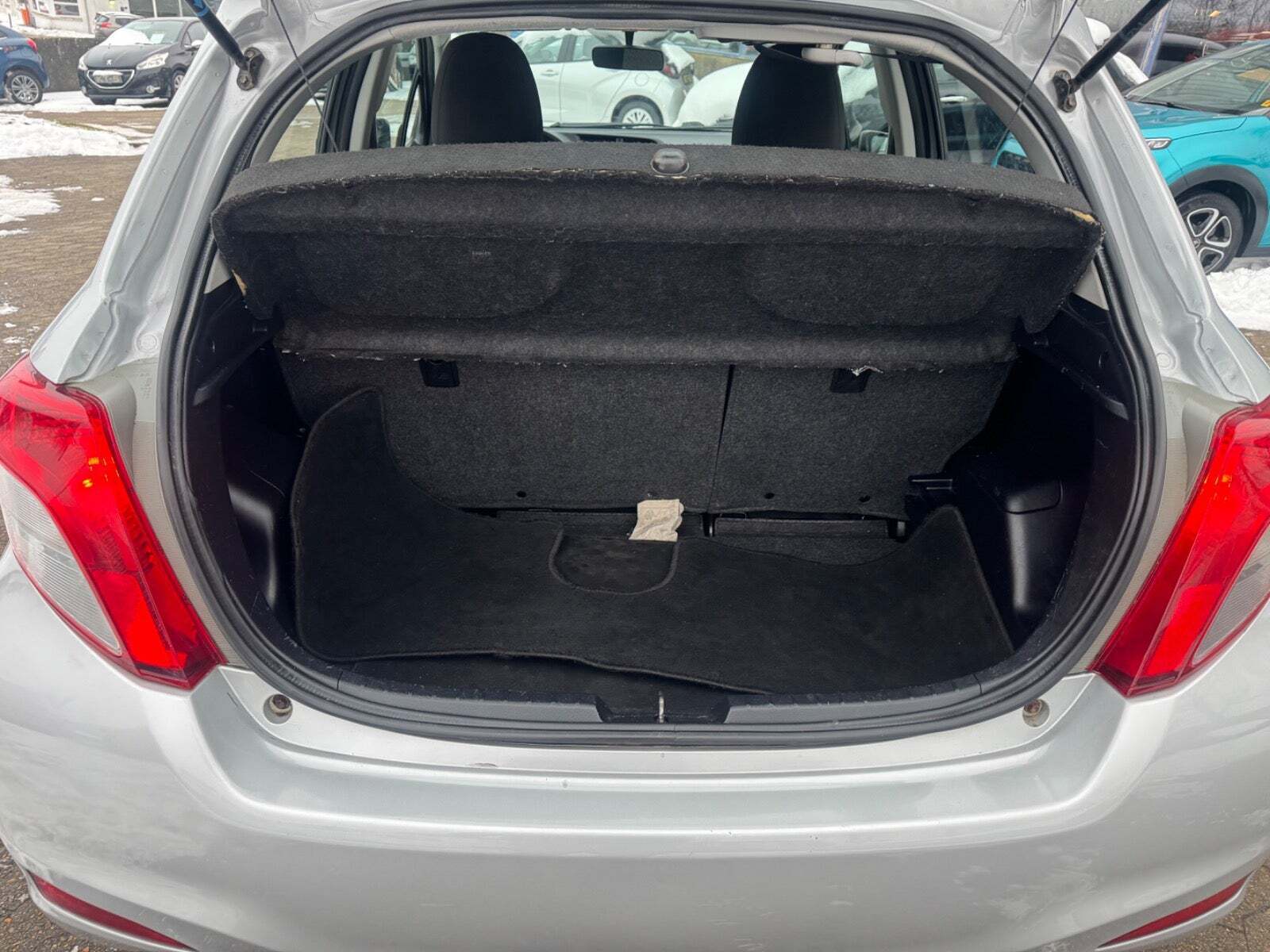 Sølv Toyota Yaris fra 2011