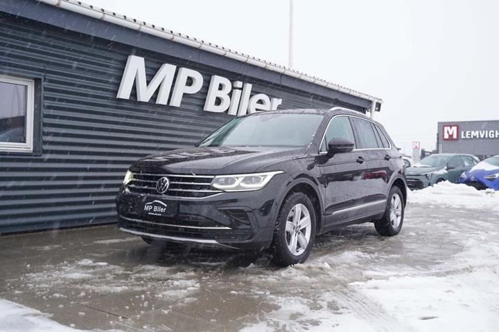Sort VW Tiguan fra 2022 set udefra