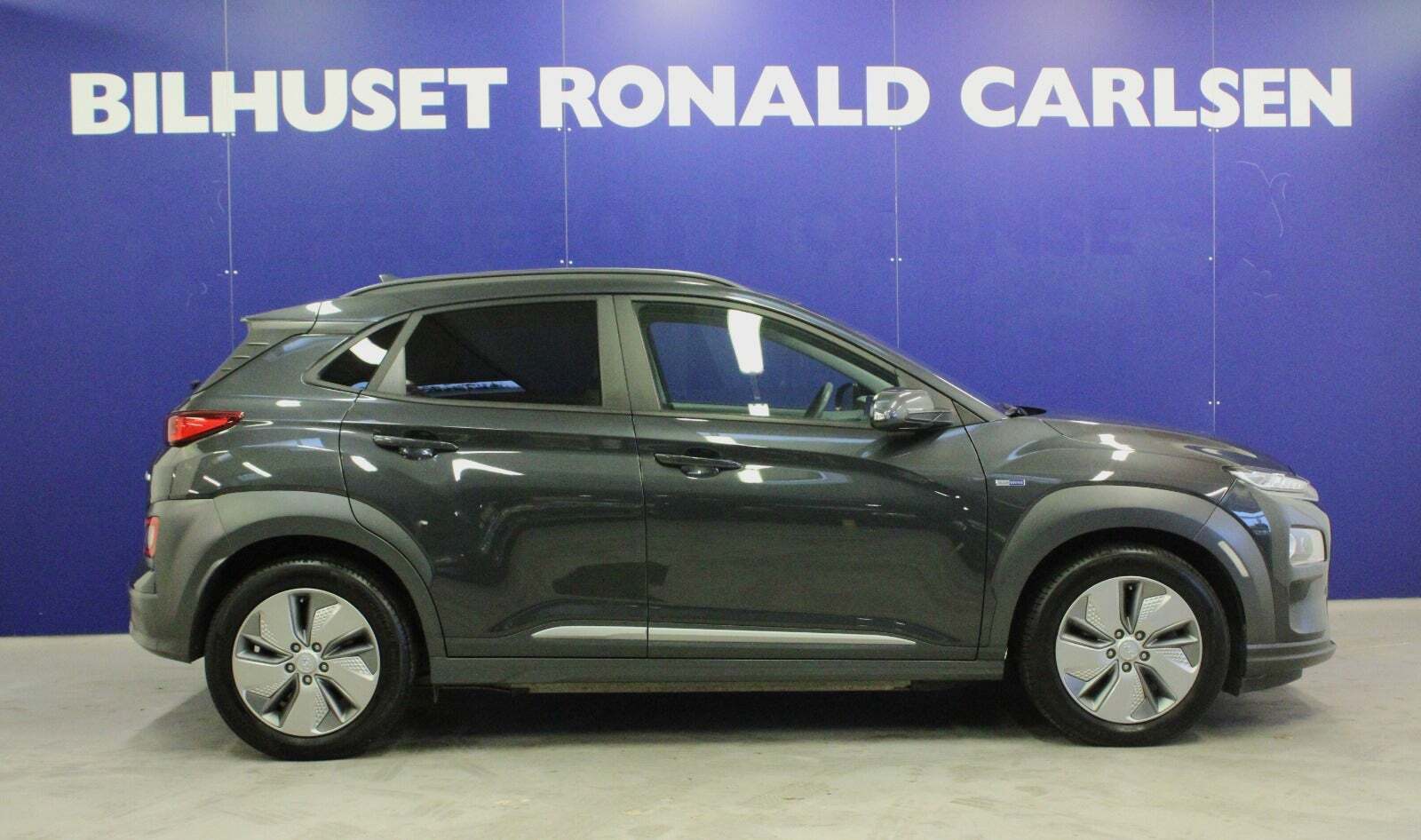 Grå Hyundai Kona fra 2021