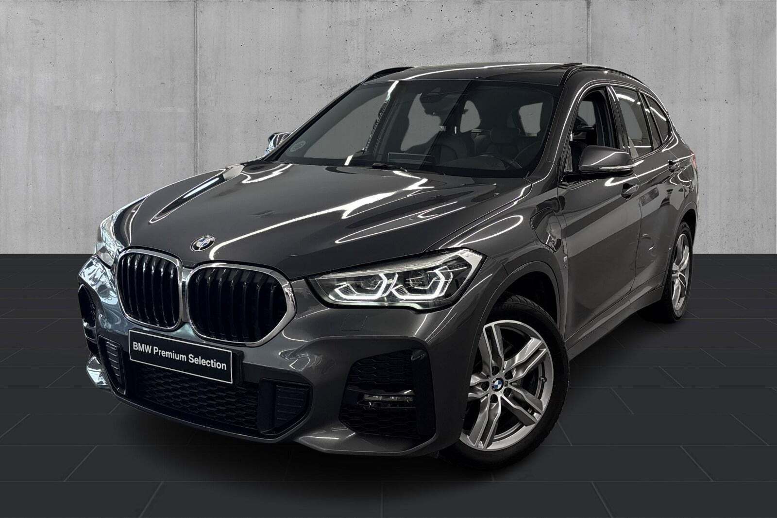 Grå BMW X1 fra 2021 set udefra