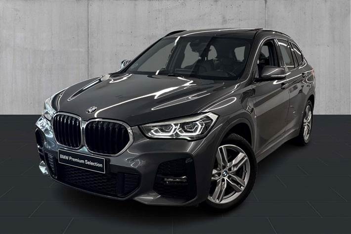 Grå BMW X1 fra 2021 set udefra