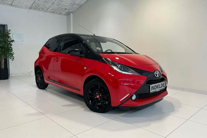 Rød Toyota Aygo fra 2017 set udefra