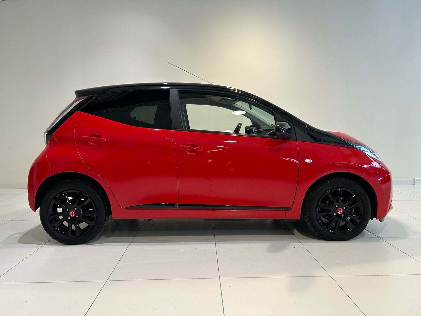 Rød Toyota Aygo fra 2017