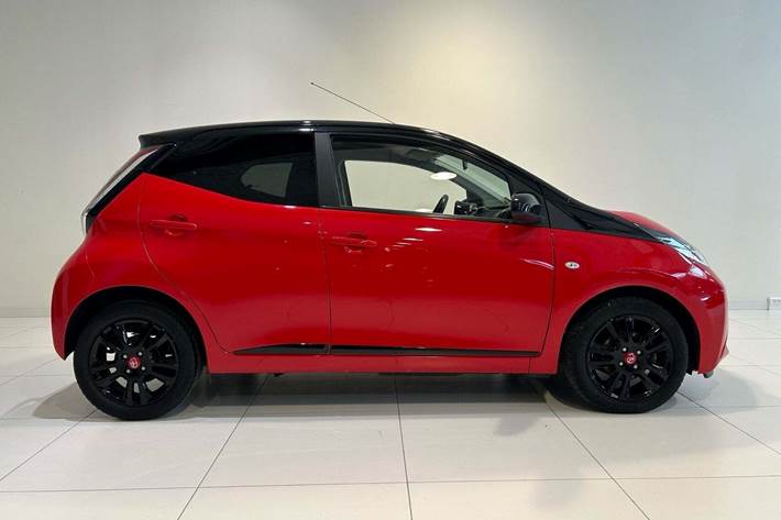 Rød Toyota Aygo fra 2017