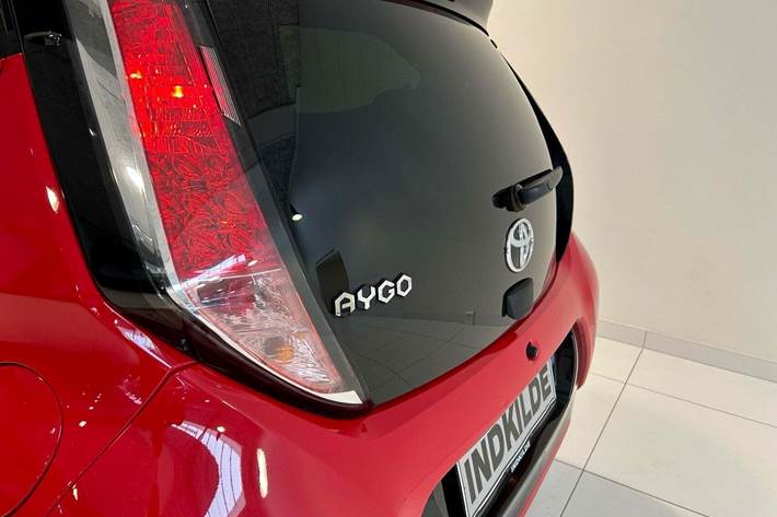 Rød Toyota Aygo fra 2017
