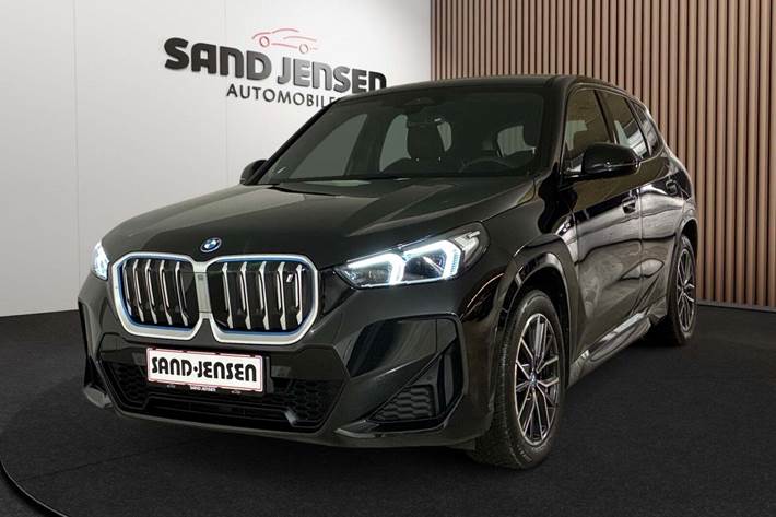 Sort BMW iX1 fra 2024 set udefra