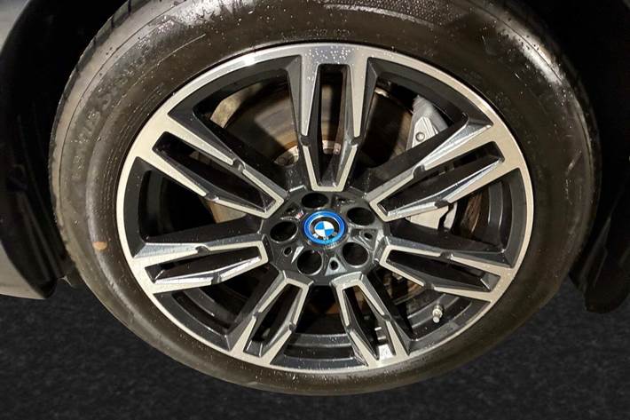 Sort BMW i5 fra 2025